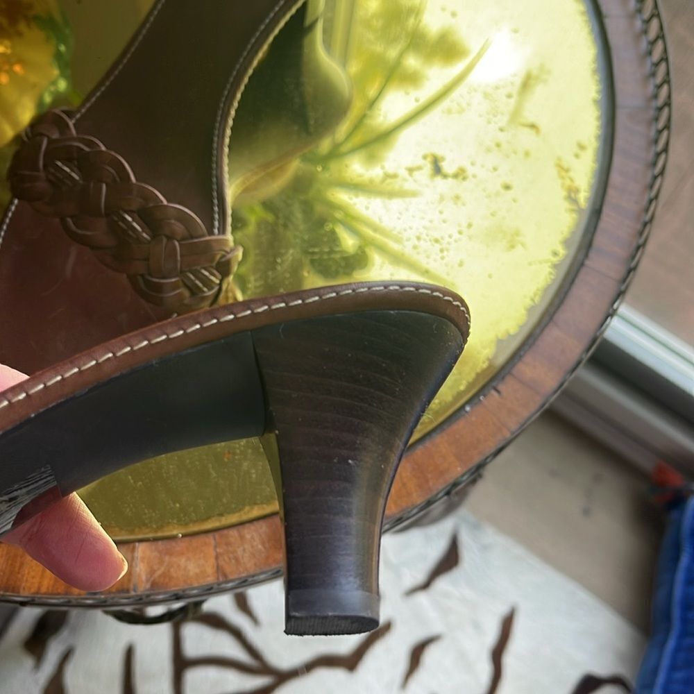 Harold’s like new leather mule - Picture 4 of 5